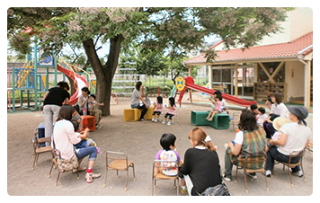 園庭での未就園児クラブの様子